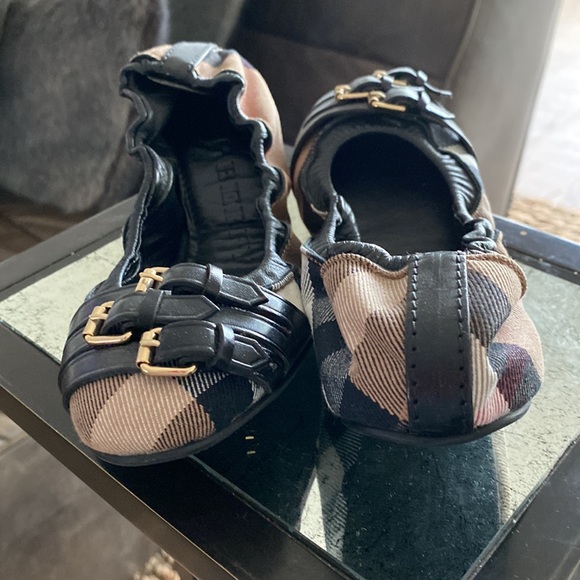 Burberry ballerina slippers worn once.  Size 5 - Picture 2 of 5